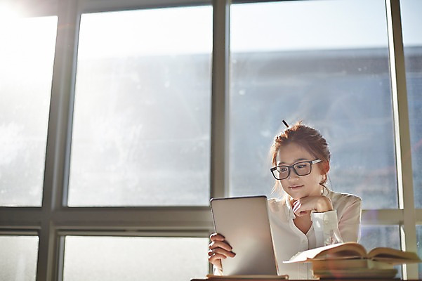 포토 JPG 라이프스타일 여자 안경 대학생 창문 모션 대학생라이프 실내 한명 미소 들기 사람 앉기 동양인 상반신 20대 성인 앞모습 책 캐주얼 태블릿 턱괴기 한국인 강의실 책상 열정 여자만 여자한명만 성인여자만 청년만 청년여자만 성인한명만 청년여자한명만 성인여자한명만 성인만 안경낌 국내포토 1 학생 잡화 옷 교육 감정 뷰포인트 가구 표정 인종 청년 내부 생활 전자제품 스마트기기 공간 파일형식
