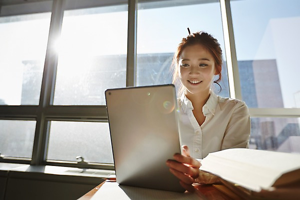 포토 JPG 라이프스타일 여자 대학생 창문 모션 대학생라이프 실내 한명 미소 들기 사람 앉기 동양인 상반신 20대 성인 앞모습 책 캐주얼 태블릿 한국인 강의실 책상 열정 여자만 여자한명만 성인여자만 청년만 청년여자만 성인한명만 청년여자한명만 성인여자한명만 성인만 국내포토 1 학생 옷 교육 감정 뷰포인트 가구 표정 인종 청년 내부 생활 전자제품 스마트기기 공간 파일형식