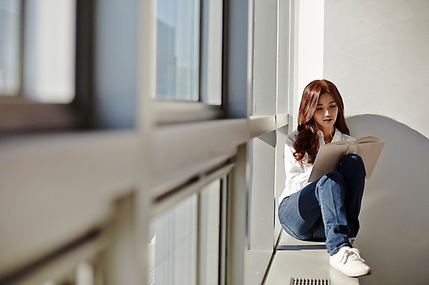 포토 JPG 전신 라이프스타일 여자 대학생 창문 모션 대학생라이프 실내 한명 사람 앉기 동양인 20대 성인 앞모습 책 캐주얼 한국인 강의실 열정 창틀 여자만 여자한명만 성인여자만 청년만 청년여자만 성인한명만 청년여자한명만 성인여자한명만 성인만 국내포토 1 학생 옷 교육 감정 뷰포인트 인종 청년 내부 생활 공간 파일형식