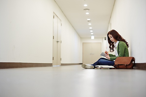 포토 JPG 전신 라이프스타일 여자 대학생 가방 모션 대학생라이프 실내 한명 들기 사람 앉기 동양인 20대 성인 옆모습 책 캐주얼 연필 공책 한국인 복도 열정 여자만 여자한명만 성인여자만 청년만 청년여자만 성인한명만 청년여자한명만 성인여자한명만 성인만 국내포토 1 학생 잡화 옷 감정 뷰포인트 문구용품 학용품 인종 청년 내부 생활 필기구 파일형식