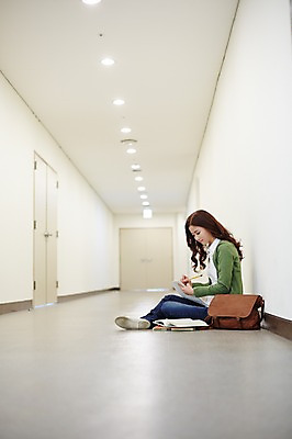 포토 JPG 전신 라이프스타일 여자 대학생 가방 모션 대학생라이프 실내 한명 들기 사람 앉기 동양인 20대 성인 옆모습 책 캐주얼 연필 공책 한국인 복도 열정 여자만 여자한명만 성인여자만 청년만 청년여자만 성인한명만 청년여자한명만 성인여자한명만 성인만 국내포토 1 학생 잡화 옷 감정 뷰포인트 문구용품 학용품 인종 청년 내부 생활 필기구 파일형식