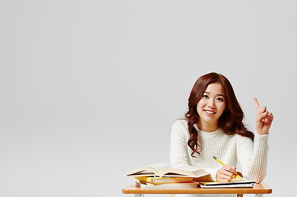 포토 JPG 스튜디오촬영 라이프스타일 여자 대학생 모션 대학생라이프 실내 한명 미소 들기 사람 앉기 동양인 손짓 상반신 20대 성인 앞모습 책 캐주얼 연필 공책 한국인 책상 열정 여자만 여자한명만 성인여자만 청년만 청년여자만 성인한명만 청년여자한명만 성인여자한명만 성인만 국내포토 1 학생 옷 감정 뷰포인트 가구 문구용품 학용품 표정 인종 청년 내부 생활 필기구 파일형식