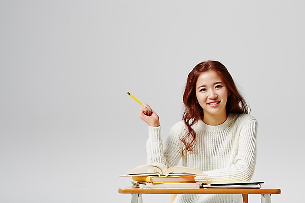 포토 JPG 스튜디오촬영 라이프스타일 여자 대학생 모션 대학생라이프 실내 한명 미소 들기 사람 앉기 동양인 상반신 20대 성인 앞모습 책 캐주얼 연필 공책 한국인 책상 열정 여자만 여자한명만 성인여자만 청년만 청년여자만 성인한명만 청년여자한명만 성인여자한명만 성인만 국내포토 1 학생 옷 감정 뷰포인트 가구 문구용품 학용품 표정 인종 청년 내부 생활 필기구 파일형식