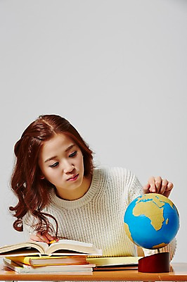 포토 JPG 스튜디오촬영 라이프스타일 여자 대학생 모션 대학생라이프 실내 한명 사람 앉기 동양인 손짓 상반신 20대 성인 앞모습 책 캐주얼 지구본 만지기 한국인 책상 열정 여자만 여자한명만 성인여자만 청년만 청년여자만 성인한명만 청년여자한명만 성인여자한명만 성인만 국내포토 1 학생 옷 감정 뷰포인트 가구 인종 청년 내부 생활 파일형식
