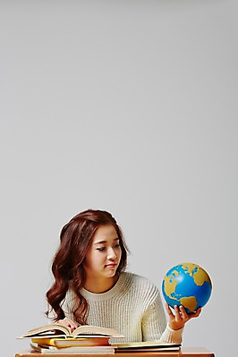 포토 JPG 스튜디오촬영 라이프스타일 여자 대학생 모션 대학생라이프 실내 한명 들기 사람 앉기 동양인 상반신 20대 성인 앞모습 책 캐주얼 지구본 한국인 책상 열정 여자만 여자한명만 성인여자만 청년만 청년여자만 성인한명만 청년여자한명만 성인여자한명만 성인만 국내포토 1 학생 옷 감정 뷰포인트 가구 인종 청년 내부 생활 파일형식