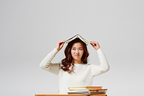 포토 JPG 스튜디오촬영 라이프스타일 여자 대학생 모션 대학생라이프 실내 한명 사람 앉기 동양인 손짓 상반신 20대 성인 앞모습 책 캐주얼 한국인 책상 열정 올리기 여자만 여자한명만 성인여자만 청년만 청년여자만 성인한명만 청년여자한명만 성인여자한명만 성인만 국내포토 1 학생 옷 감정 뷰포인트 가구 인종 청년 내부 생활 파일형식