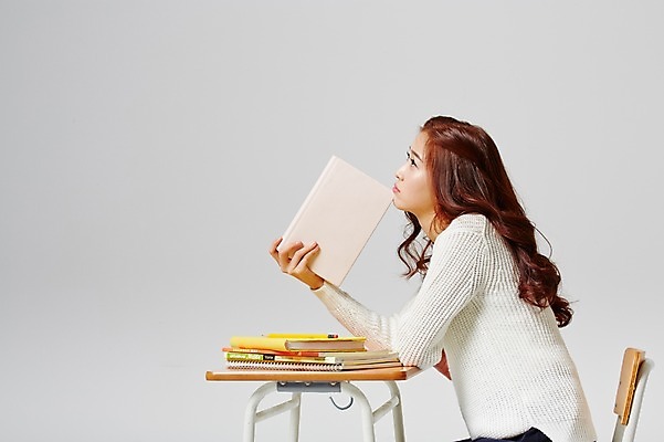 포토 JPG 스튜디오촬영 라이프스타일 여자 대학생 생각 의자 모션 대학생라이프 실내 한명 들기 사람 앉기 동양인 상반신 20대 성인 옆모습 책 캐주얼 공책 한국인 책상 열정 여자만 여자한명만 성인여자만 청년만 청년여자만 성인한명만 청년여자한명만 성인여자한명만 성인만 국내포토 1 학생 옷 감정 뷰포인트 가구 문구용품 인종 청년 내부 생활 파일형식