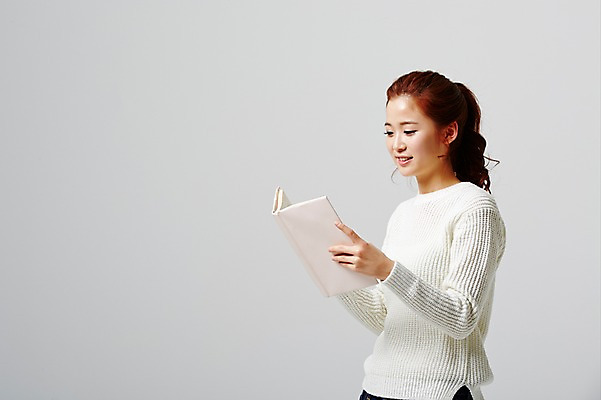 포토 JPG 스튜디오촬영 라이프스타일 여자 대학생 모션 대학생라이프 실내 한명 미소 들기 사람 동양인 상반신 20대 성인 옆모습 책 캐주얼 독서 한국인 읽기 여자만 여자한명만 성인여자만 청년만 청년여자만 성인한명만 청년여자한명만 성인여자한명만 성인만 국내포토 1 학생 옷 뷰포인트 표정 인종 청년 내부 생활 파일형식