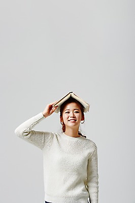 포토 JPG 스튜디오촬영 라이프스타일 여자 대학생 모션 대학생라이프 실내 한명 서기 미소 들기 사람 동양인 상반신 20대 성인 앞모습 책 캐주얼 한국인 여자만 여자한명만 성인여자만 청년만 청년여자만 성인한명만 청년여자한명만 성인여자한명만 성인만 국내포토 1 학생 옷 뷰포인트 표정 인종 청년 내부 생활 파일형식