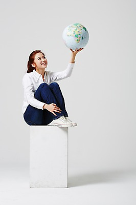 포토 JPG 스튜디오촬영 전신 라이프스타일 여자 대학생 모션 대학생라이프 실내 한명 미소 들기 사람 앉기 동양인 20대 성인 옆모습 캐주얼 지구본 한국인 여자만 여자한명만 성인여자만 청년만 청년여자만 성인한명만 청년여자한명만 성인여자한명만 성인만 국내포토 1 학생 옷 뷰포인트 표정 인종 청년 내부 생활 파일형식