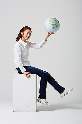 포토 JPG 스튜디오촬영 전신 라이프스타일 여자 대학생 모션 대학생라이프 실내 한명 미소 들기 사람 앉기 동양인 20대 성인 옆모습 캐주얼 지구본 한국인 여자만 여자한명만 성인여자만 청년만 청년여자만 성인한명만 청년여자한명만 성인여자한명만 성인만 국내포토 1 학생 옷 뷰포인트 표정 인종 청년 내부 생활 파일형식