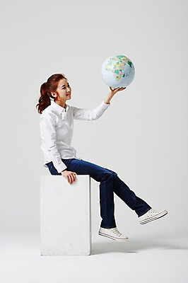 포토 JPG 스튜디오촬영 전신 라이프스타일 응시 여자 대학생 모션 대학생라이프 실내 한명 미소 들기 사람 앉기 동양인 20대 성인 옆모습 캐주얼 지구본 한국인 여자만 여자한명만 성인여자만 청년만 청년여자만 성인한명만 청년여자한명만 성인여자한명만 성인만 국내포토 1 학생 시선 옷 뷰포인트 표정 인종 청년 내부 생활 파일형식