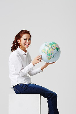 포토 JPG 스튜디오촬영 라이프스타일 여자 대학생 모션 대학생라이프 실내 한명 미소 들기 사람 앉기 동양인 상반신 20대 성인 옆모습 캐주얼 지구본 한국인 여자만 여자한명만 성인여자만 청년만 청년여자만 성인한명만 청년여자한명만 성인여자한명만 성인만 국내포토 1 학생 옷 뷰포인트 표정 인종 청년 내부 생활 파일형식