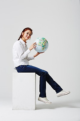 포토 JPG 스튜디오촬영 전신 라이프스타일 여자 대학생 모션 대학생라이프 실내 한명 미소 들기 사람 앉기 동양인 20대 성인 옆모습 캐주얼 지구본 한국인 여자만 여자한명만 성인여자만 청년만 청년여자만 성인한명만 청년여자한명만 성인여자한명만 성인만 국내포토 1 학생 옷 뷰포인트 표정 인종 청년 내부 생활 파일형식