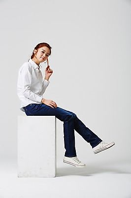 포토 JPG 스튜디오촬영 전신 라이프스타일 여자 대학생 모션 대학생라이프 실내 한명 들기 사람 앉기 동양인 20대 성인 옆모습 캐주얼 연필 한국인 여자만 여자한명만 성인여자만 청년만 청년여자만 성인한명만 청년여자한명만 성인여자한명만 성인만 국내포토 1 학생 옷 뷰포인트 학용품 인종 청년 내부 생활 필기구 파일형식