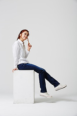 포토 JPG 스튜디오촬영 전신 라이프스타일 응시 여자 대학생 모션 대학생라이프 실내 한명 미소 들기 사람 앉기 동양인 20대 성인 옆모습 캐주얼 연필 한국인 올려보기 여자만 여자한명만 성인여자만 청년만 청년여자만 성인한명만 청년여자한명만 성인여자한명만 성인만 국내포토 1 학생 시선 옷 뷰포인트 학용품 표정 인종 청년 내부 생활 필기구 파일형식