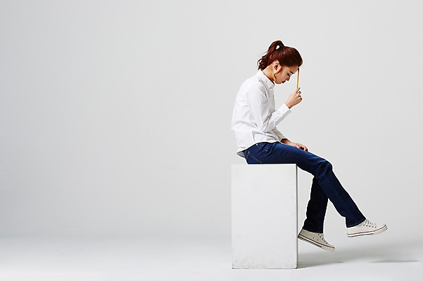 포토 JPG 스튜디오촬영 전신 라이프스타일 여자 대학생 생각 모션 대학생라이프 실내 한명 들기 사람 앉기 동양인 20대 성인 옆모습 캐주얼 연필 한국인 고민 여자만 여자한명만 성인여자만 청년만 청년여자만 성인한명만 청년여자한명만 성인여자한명만 성인만 국내포토 1 학생 옷 감정 뷰포인트 학용품 인종 청년 내부 생활 필기구 파일형식