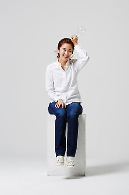 포토 JPG 스튜디오촬영 전신 라이프스타일 여자 대학생 전구 모션 대학생라이프 실내 한명 미소 들기 사람 앉기 동양인 손짓 20대 성인 앞모습 캐주얼 한국인 여자만 여자한명만 성인여자만 청년만 청년여자만 성인한명만 청년여자한명만 성인여자한명만 성인만 국내포토 1 학생 옷 뷰포인트 표정 인종 청년 내부 생활 파일형식