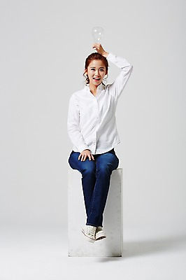 포토 JPG 스튜디오촬영 전신 라이프스타일 여자 대학생 전구 모션 대학생라이프 실내 한명 미소 들기 사람 앉기 동양인 20대 성인 앞모습 캐주얼 한국인 여자만 여자한명만 성인여자만 청년만 청년여자만 성인한명만 청년여자한명만 성인여자한명만 성인만 국내포토 1 학생 옷 뷰포인트 표정 인종 청년 내부 생활 파일형식