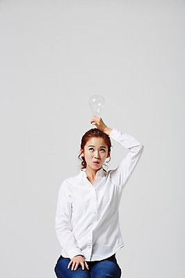 포토 JPG 스튜디오촬영 라이프스타일 여자 대학생 전구 모션 대학생라이프 실내 한명 들기 사람 앉기 동양인 상반신 20대 성인 앞모습 캐주얼 한국인 여자만 여자한명만 성인여자만 청년만 청년여자만 성인한명만 청년여자한명만 성인여자한명만 성인만 국내포토 1 학생 옷 뷰포인트 인종 청년 내부 생활 파일형식