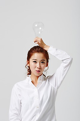 포토 JPG 스튜디오촬영 라이프스타일 여자 대학생 전구 모션 대학생라이프 실내 한명 들기 사람 동양인 상반신 20대 성인 앞모습 캐주얼 한국인 여자만 여자한명만 성인여자만 청년만 청년여자만 성인한명만 청년여자한명만 성인여자한명만 성인만 국내포토 1 학생 옷 뷰포인트 인종 청년 내부 생활 파일형식