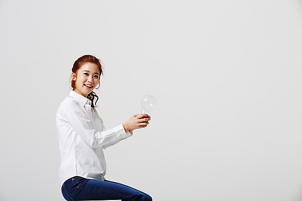 포토 JPG 스튜디오촬영 라이프스타일 여자 대학생 전구 모션 대학생라이프 실내 한명 미소 들기 사람 앉기 동양인 상반신 20대 성인 옆모습 캐주얼 한국인 여자만 여자한명만 성인여자만 청년만 청년여자만 성인한명만 청년여자한명만 성인여자한명만 성인만 국내포토 1 학생 옷 뷰포인트 표정 인종 청년 내부 생활 파일형식