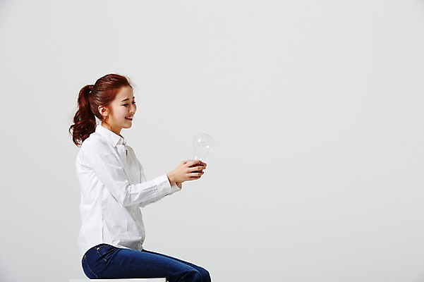 포토 JPG 스튜디오촬영 라이프스타일 여자 대학생 전구 모션 대학생라이프 실내 한명 미소 들기 사람 앉기 동양인 상반신 20대 성인 옆모습 캐주얼 한국인 여자만 여자한명만 성인여자만 청년만 청년여자만 성인한명만 청년여자한명만 성인여자한명만 성인만 국내포토 1 학생 옷 뷰포인트 표정 인종 청년 내부 생활 파일형식