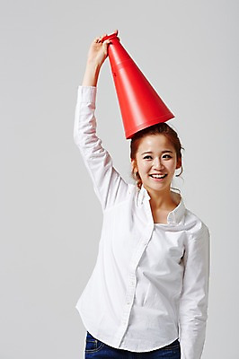 포토 JPG 스튜디오촬영 라이프스타일 여자 대학생 모션 대학생라이프 실내 한명 서기 미소 들기 사람 동양인 상반신 20대 성인 앞모습 캐주얼 손들기 확성기 한국인 여자만 여자한명만 성인여자만 청년만 청년여자만 성인한명만 청년여자한명만 성인여자한명만 성인만 국내포토 1 학생 옷 뷰포인트 표정 인종 청년 내부 생활 파일형식