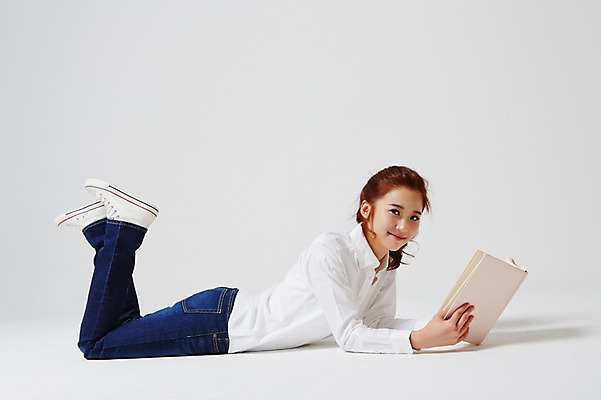 포토 JPG 스튜디오촬영 전신 라이프스타일 여자 엎드리기 대학생 모션 대학생라이프 실내 한명 미소 들기 사람 동양인 20대 성인 옆모습 책 캐주얼 독서 한국인 읽기 다리들기 여자만 여자한명만 성인여자만 청년만 청년여자만 성인한명만 청년여자한명만 성인여자한명만 성인만 국내포토 1 학생 옷 뷰포인트 표정 인종 청년 내부 생활 파일형식