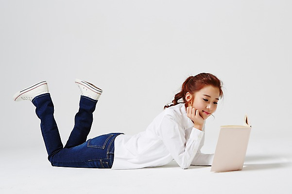 포토 JPG 스튜디오촬영 전신 라이프스타일 여자 엎드리기 대학생 모션 대학생라이프 실내 한명 들기 사람 동양인 20대 성인 옆모습 책 캐주얼 독서 턱괴기 한국인 읽기 다리들기 여자만 여자한명만 성인여자만 청년만 청년여자만 성인한명만 청년여자한명만 성인여자한명만 성인만 국내포토 1 학생 옷 뷰포인트 인종 청년 내부 생활 파일형식