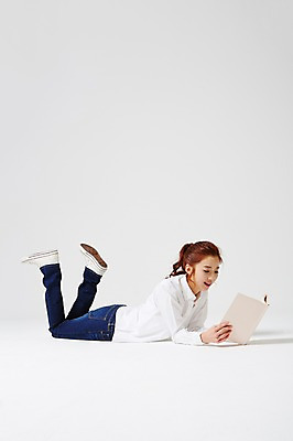 포토 JPG 스튜디오촬영 전신 라이프스타일 여자 엎드리기 대학생 모션 대학생라이프 실내 한명 미소 들기 사람 동양인 20대 성인 옆모습 책 캐주얼 독서 한국인 읽기 다리들기 여자만 여자한명만 성인여자만 청년만 청년여자만 성인한명만 청년여자한명만 성인여자한명만 성인만 국내포토 1 학생 옷 뷰포인트 표정 인종 청년 내부 생활 파일형식