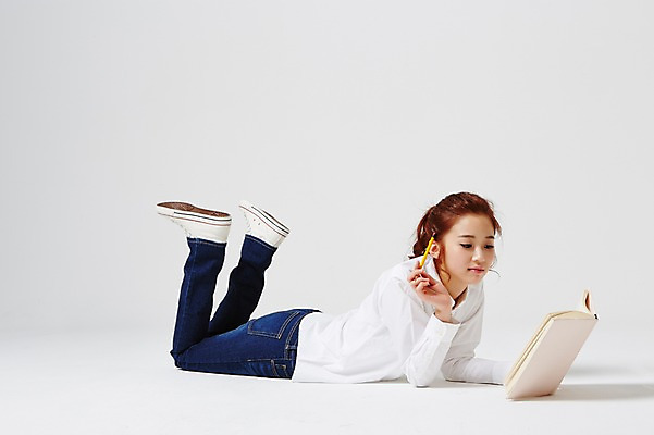 포토 JPG 스튜디오촬영 전신 라이프스타일 여자 엎드리기 대학생 모션 대학생라이프 실내 한명 미소 들기 사람 동양인 20대 성인 옆모습 책 캐주얼 독서 연필 한국인 읽기 다리들기 여자만 여자한명만 성인여자만 청년만 청년여자만 성인한명만 청년여자한명만 성인여자한명만 성인만 국내포토 1 학생 옷 뷰포인트 학용품 표정 인종 청년 내부 생활 필기구 파일형식