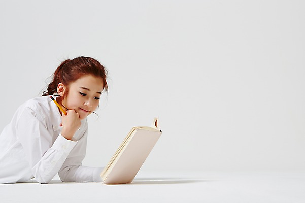 포토 JPG 스튜디오촬영 라이프스타일 여자 엎드리기 대학생 모션 대학생라이프 실내 한명 들기 사람 동양인 상반신 20대 성인 옆모습 책 캐주얼 독서 연필 한국인 읽기 여자만 여자한명만 성인여자만 청년만 청년여자만 성인한명만 청년여자한명만 성인여자한명만 성인만 국내포토 1 학생 옷 뷰포인트 학용품 인종 청년 내부 생활 필기구 파일형식