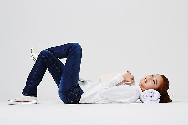 포토 JPG 스튜디오촬영 전신 라이프스타일 여자 대학생 베개 모션 대학생라이프 실내 한명 미소 사람 동양인 20대 성인 옆모습 책 캐주얼 눕기 한국인 다리꼬기 여자만 여자한명만 성인여자만 청년만 청년여자만 성인한명만 청년여자한명만 성인여자한명만 성인만 국내포토 1 학생 옷 뷰포인트 침구 표정 인종 청년 내부 생활 파일형식