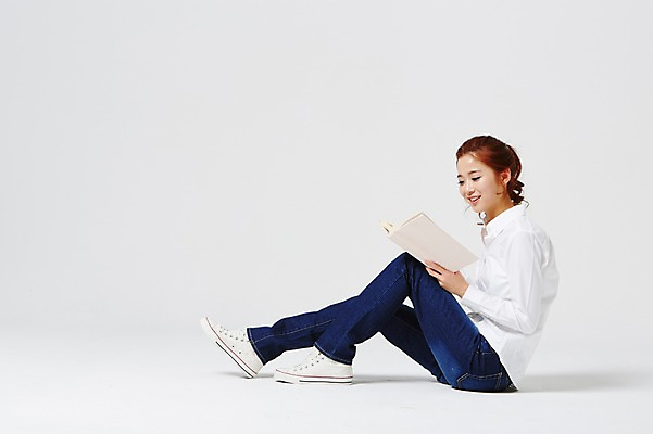 포토 JPG 스튜디오촬영 전신 라이프스타일 여자 대학생 모션 대학생라이프 실내 한명 미소 들기 사람 앉기 동양인 20대 성인 옆모습 책 캐주얼 독서 한국인 읽기 여자만 여자한명만 성인여자만 청년만 청년여자만 성인한명만 청년여자한명만 성인여자한명만 성인만 국내포토 1 학생 옷 뷰포인트 표정 인종 청년 내부 생활 파일형식