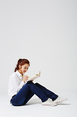 포토 JPG 스튜디오촬영 전신 라이프스타일 여자 대학생 모션 대학생라이프 실내 한명 들기 사람 앉기 동양인 20대 성인 옆모습 책 캐주얼 독서 연필 한국인 읽기 여자만 여자한명만 성인여자만 청년만 청년여자만 성인한명만 청년여자한명만 성인여자한명만 성인만 국내포토 1 학생 옷 뷰포인트 학용품 인종 청년 내부 생활 필기구 파일형식