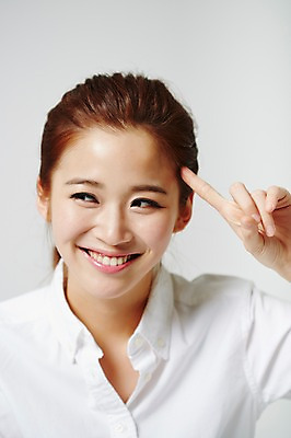 포토 JPG 스튜디오촬영 우먼라이프 라이프스타일 여자 얼굴 대학생 모션 실내 표정 한명 미소 사람 동양인 손짓 상반신 20대 성인 앞모습 신체부위 한국인 여자만 여자한명만 성인여자만 청년만 청년여자만 성인한명만 청년여자한명만 성인여자한명만 성인만 국내포토 1 학생 뷰포인트 인종 청년 내부 생활 파일형식