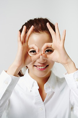 포토 JPG 스튜디오촬영 우먼라이프 라이프스타일 여자 얼굴 대학생 장난 모션 실내 표정 한명 미소 사람 동양인 손짓 상반신 20대 성인 앞모습 신체부위 한국인 OK 여자만 여자한명만 성인여자만 청년만 청년여자만 성인한명만 청년여자한명만 성인여자한명만 성인만 국내포토 1 학생 뷰포인트 인종 청년 내부 생활 파일형식