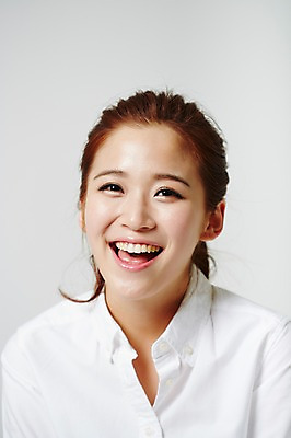 포토 JPG 스튜디오촬영 우먼라이프 라이프스타일 여자 얼굴 대학생 모션 실내 표정 한명 미소 사람 동양인 상반신 20대 성인 앞모습 신체부위 한국인 여자만 여자한명만 성인여자만 청년만 청년여자만 성인한명만 청년여자한명만 성인여자한명만 성인만 국내포토 1 학생 뷰포인트 인종 청년 내부 생활 파일형식