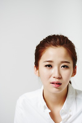 포토 JPG 스튜디오촬영 우먼라이프 라이프스타일 여자 대학생 모션 실내 표정 사람 동양인 상반신 20대 성인 앞모습 한국인 슬픔 여자만 성인여자만 청년만 청년여자만 성인만 국내포토 학생 감정 뷰포인트 인종 청년 내부 생활 파일형식