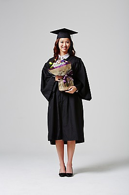 포토 JPG 스튜디오촬영 전신 학생 여자 대학생 꽃다발 학사모 졸업 모션 졸업식 실내 한명 서기 미소 들기 사람 동양인 20대 성인 앞모습 기쁨 한국인 축하 가운 졸업가운 흥분 여자만 여자한명만 성인여자만 청년만 청년여자만 성인한명만 청년여자한명만 성인여자한명만 성인만 국내포토 모자_잡화 1 옷 교육 꽃 감정 뷰포인트 컨셉 표정 인종 청년 내부 파일형식