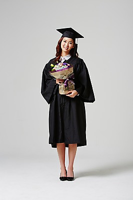 포토 JPG 스튜디오촬영 전신 여자 대학생 꽃다발 학사모 졸업 모션 졸업식 실내 한명 미소 들기 사람 동양인 20대 성인 앞모습 기쁨 한국인 축하 가운 졸업가운 흥분 여자만 여자한명만 성인여자만 청년만 청년여자만 성인한명만 청년여자한명만 성인여자한명만 성인만 국내포토 모자_잡화 1 학생 옷 교육 꽃 감정 뷰포인트 컨셉 표정 인종 청년 내부 파일형식