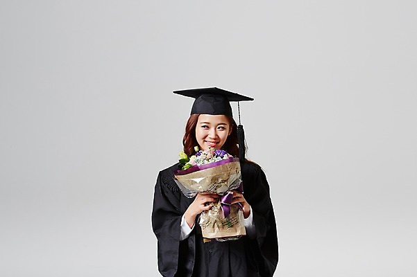 포토 JPG 스튜디오촬영 여자 대학생 꽃다발 학사모 졸업 모션 졸업식 실내 한명 서기 미소 들기 사람 동양인 상반신 20대 성인 앞모습 기쁨 한국인 축하 가운 졸업가운 흥분 여자만 여자한명만 성인여자만 청년만 청년여자만 성인한명만 청년여자한명만 성인여자한명만 성인만 국내포토 모자_잡화 1 학생 옷 교육 꽃 감정 뷰포인트 컨셉 표정 인종 청년 내부 파일형식