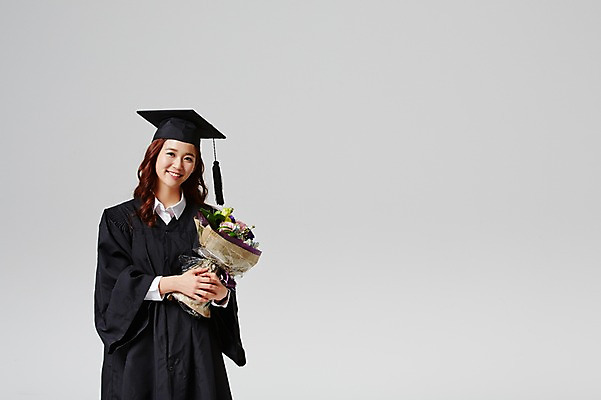 포토 JPG 스튜디오촬영 여자 대학생 꽃다발 학사모 졸업 모션 졸업식 실내 한명 서기 미소 들기 사람 동양인 상반신 20대 성인 앞모습 기쁨 한국인 축하 가운 졸업가운 흥분 여자만 여자한명만 성인여자만 청년만 청년여자만 성인한명만 청년여자한명만 성인여자한명만 성인만 국내포토 모자_잡화 1 학생 옷 교육 꽃 감정 뷰포인트 컨셉 표정 인종 청년 내부 파일형식