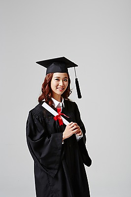 포토 JPG 스튜디오촬영 여자 리본 대학생 학사모 졸업 모션 졸업식 실내 한명 서기 미소 들기 사람 동양인 상반신 20대 성인 앞모습 기쁨 한국인 축하 가운 졸업가운 졸업장 흥분 여자만 여자한명만 성인여자만 청년만 청년여자만 성인한명만 청년여자한명만 성인여자한명만 성인만 국내포토 모자_잡화 1 학생 옷 교육 감정 뷰포인트 컨셉 표정 인종 청년 내부 파일형식