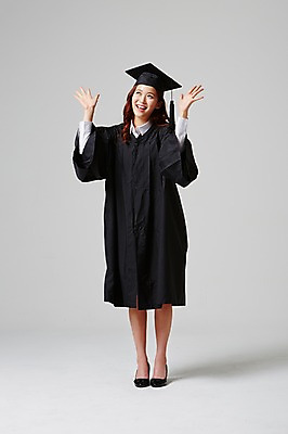 포토 JPG 스튜디오촬영 전신 여자 대학생 학사모 졸업 모션 졸업식 실내 한명 서기 미소 사람 동양인 손짓 20대 성인 앞모습 기쁨 한국인 올려보기 축하 가운 졸업가운 흥분 손인사 여자만 여자한명만 성인여자만 청년만 청년여자만 성인한명만 청년여자한명만 성인여자한명만 성인만 국내포토 모자_잡화 1 학생 옷 교육 감정 뷰포인트 컨셉 표정 인종 청년 내부 인사 파일형식