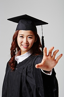 포토 JPG 스튜디오촬영 여자 대학생 학사모 졸업 모션 졸업식 실내 한명 서기 미소 사람 동양인 손짓 상반신 20대 성인 옆모습 기쁨 한국인 축하 가운 졸업가운 흥분 여자만 여자한명만 성인여자만 청년만 청년여자만 성인한명만 청년여자한명만 성인여자한명만 성인만 국내포토 모자_잡화 1 학생 옷 교육 감정 뷰포인트 컨셉 표정 인종 청년 내부 파일형식