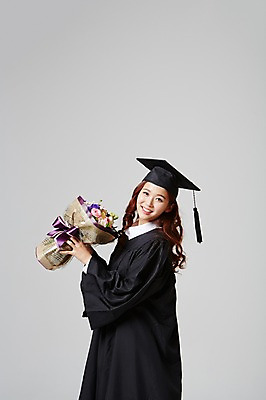 포토 JPG 스튜디오촬영 여자 대학생 꽃다발 학사모 졸업 모션 졸업식 실내 한명 서기 미소 들기 사람 동양인 상반신 20대 성인 옆모습 기쁨 한국인 축하 가운 졸업가운 흥분 여자만 여자한명만 성인여자만 청년만 청년여자만 성인한명만 청년여자한명만 성인여자한명만 성인만 국내포토 모자_잡화 1 학생 옷 교육 꽃 감정 뷰포인트 컨셉 표정 인종 청년 내부 파일형식