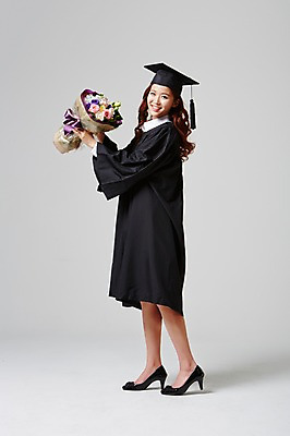포토 JPG 스튜디오촬영 전신 여자 대학생 꽃다발 학사모 졸업 모션 졸업식 실내 한명 서기 미소 들기 사람 동양인 20대 성인 옆모습 기쁨 한국인 축하 가운 졸업가운 흥분 여자만 여자한명만 성인여자만 청년만 청년여자만 성인한명만 청년여자한명만 성인여자한명만 성인만 국내포토 모자_잡화 1 학생 옷 교육 꽃 감정 뷰포인트 컨셉 표정 인종 청년 내부 파일형식