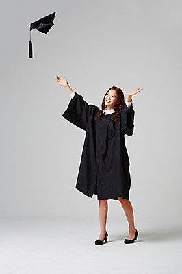 포토 JPG 스튜디오촬영 전신 여자 대학생 학사모 졸업 모션 팔벌리기 졸업식 실내 한명 서기 미소 사람 동양인 손짓 20대 성인 앞모습 기쁨 한국인 축하 가운 졸업가운 던지기 흥분 여자만 여자한명만 성인여자만 청년만 청년여자만 성인한명만 청년여자한명만 성인여자한명만 성인만 국내포토 모자_잡화 1 학생 옷 교육 감정 뷰포인트 컨셉 표정 인종 청년 내부 파일형식